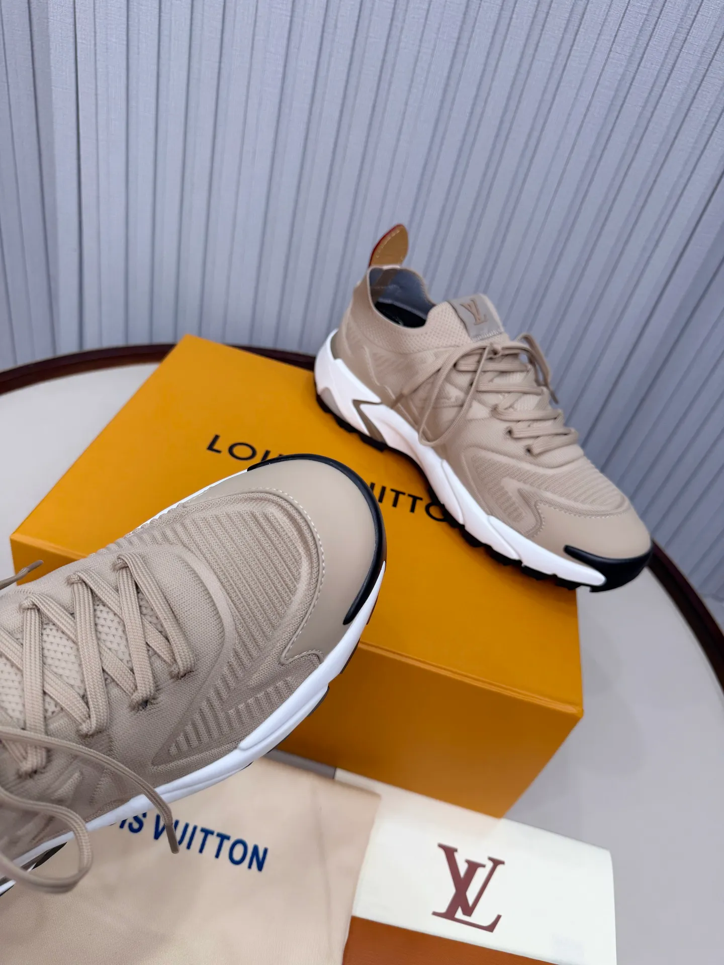 Men's men's shoes pP640! Top version LV Louis Vuitton L Jialu brand Runner Tatic series thick-soled casual sports shoes running shoes original purchase development and production This LV Runner Tatic sports shoe combines fly woven fabric material to interpret the inspiration of traditional mountaineering shoes. The LV letters are written on one side, the Louis Vuitton logo, and the light and wear-resistant rubber outsole complete the whole package. The delivery counter is exquisitely packaged🛍📦 ▪️Fabrics: Original imported custom fly-knit fabric ▪️Inner lining: Original custom-made breathable mesh ▪️Sole: Original molded anti-slip rubber combination material ▪️Sole thickness: 4CM ▪️Size: Men's 39-45